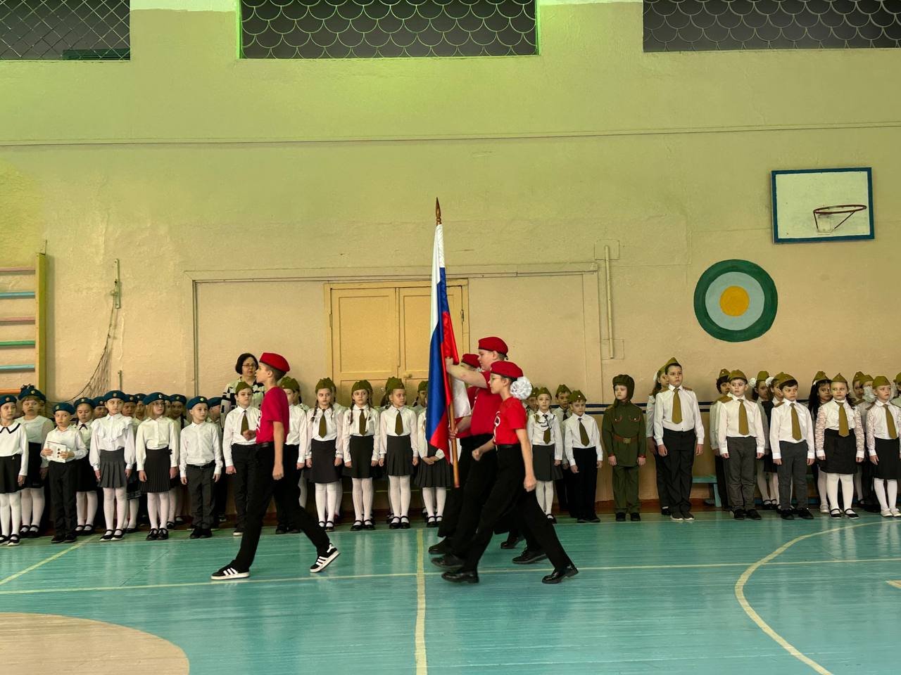 Смотр строя и песни для учеников начальных классов.