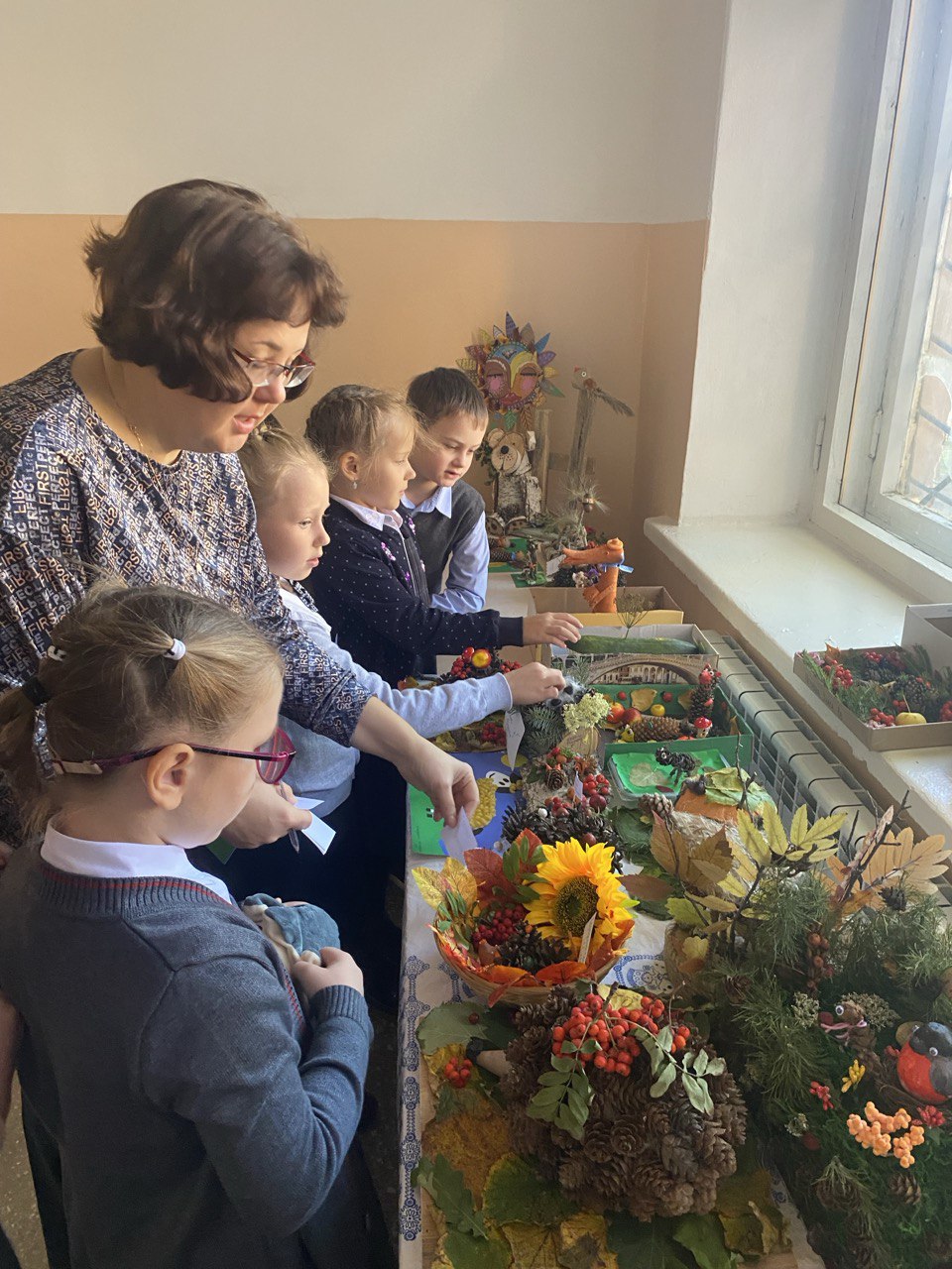 Золотая осень пришла в школу.