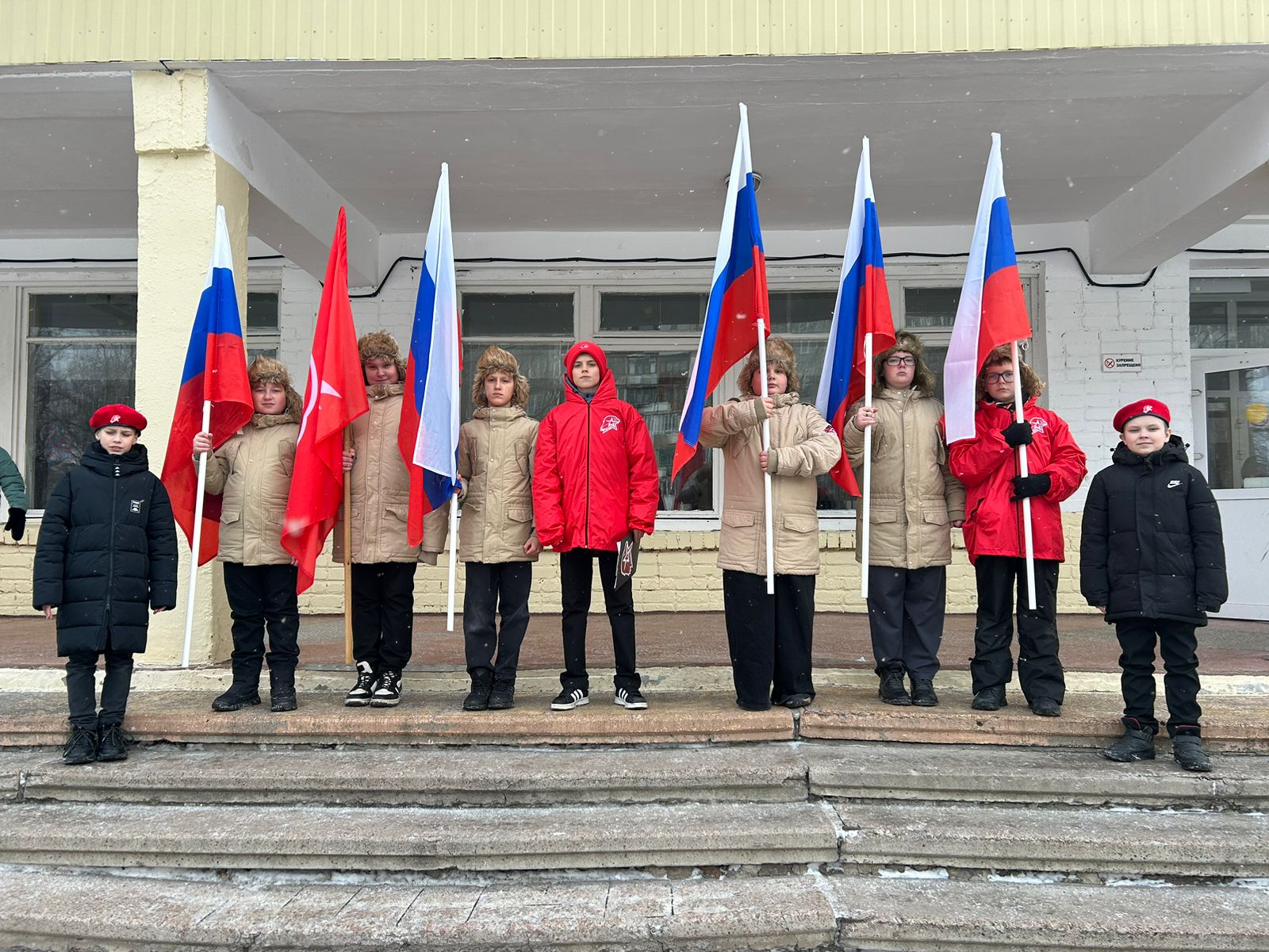 Вахта памяти у школьной мемориальной доски.