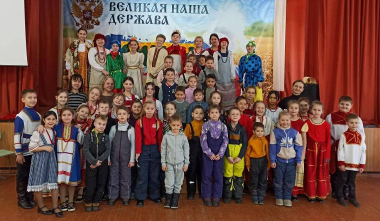 Ученики школы показали спектакль для воспитанников детского сада..
